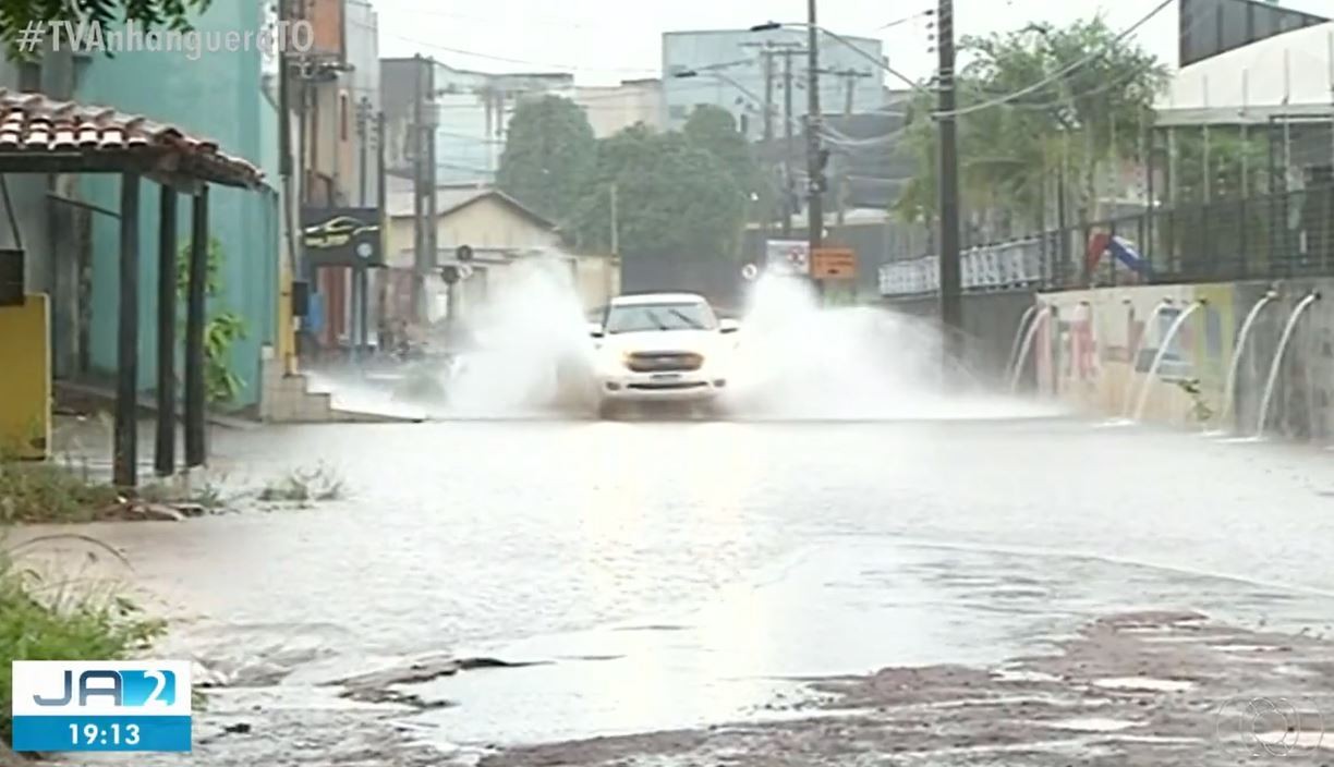 Ruas do centro de Araguaína ficam alagadas após córregos transbordarem